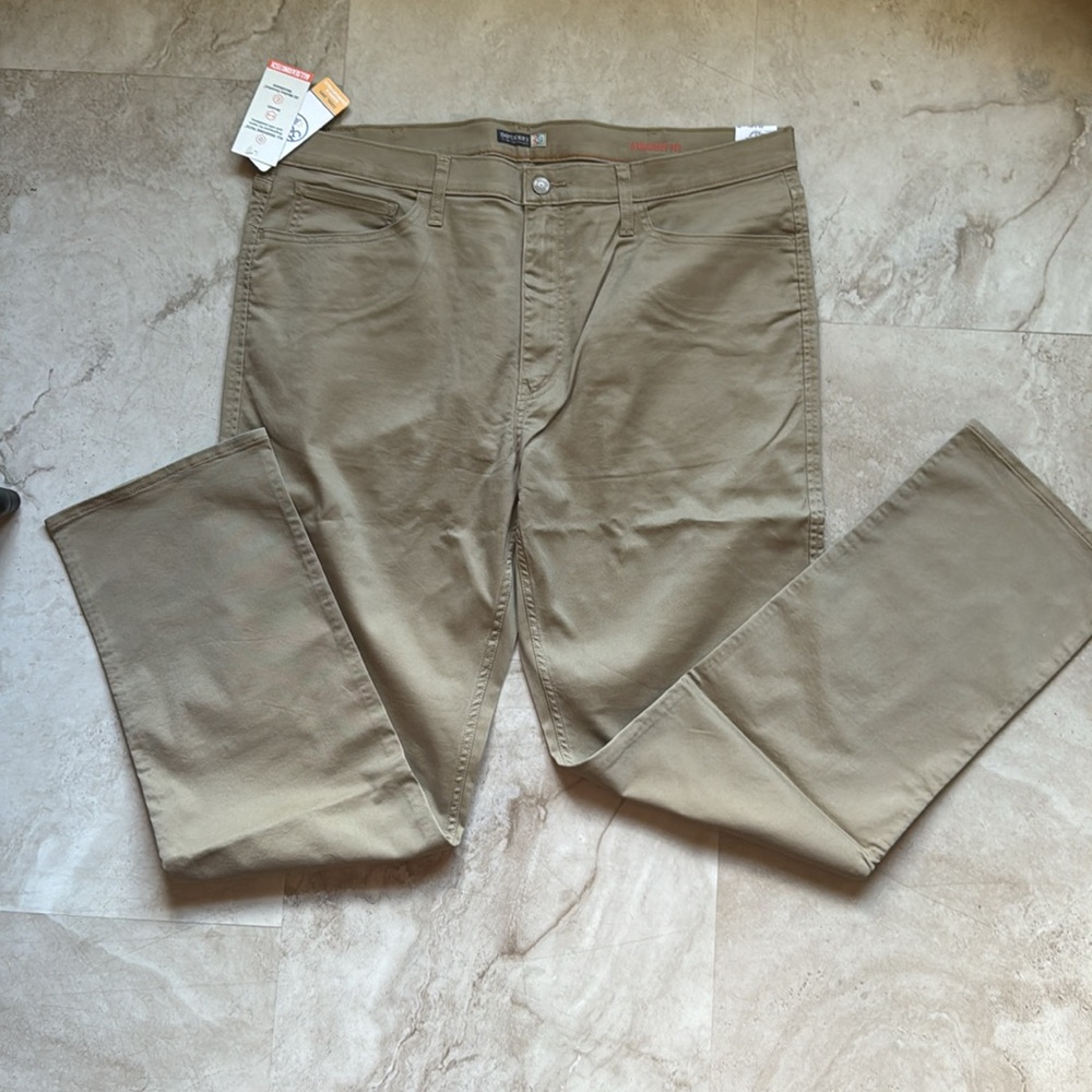Dockers Pants, Men’s Size 40X32, Tan, Khaki, Jean Cut , Straight Fit. NWT